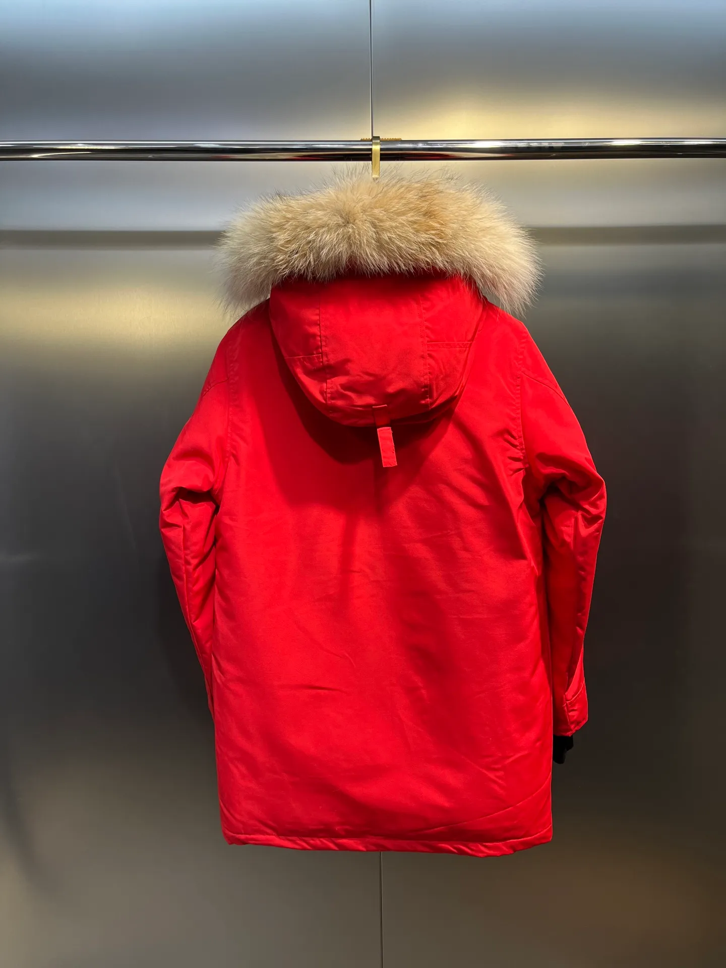 P840 𝘾𝘼𝙉𝘼𝘿𝘼 𝙂𝙊𝙊𝙎𝙀Big Goose 13# The design of Big Goose 13 is simple and elegant, a little longer than the 08 model, more suitable for men and suitable for business people. This down jacket is popular for its simple design, which is not only practical but also has a certain sense of fashion. In terms of applicability, the Daye 13 model provides good thermal insulation performance. Its thermal insulation coefficient is level 5, which can provide enough warmth and is suitable for wearing in cold environments. In addition, the Daye 13 model also has a high cost performance. Compared with other models, it provides a better balance between price and performance, making it more competitive in the market.  size：xs-xxl